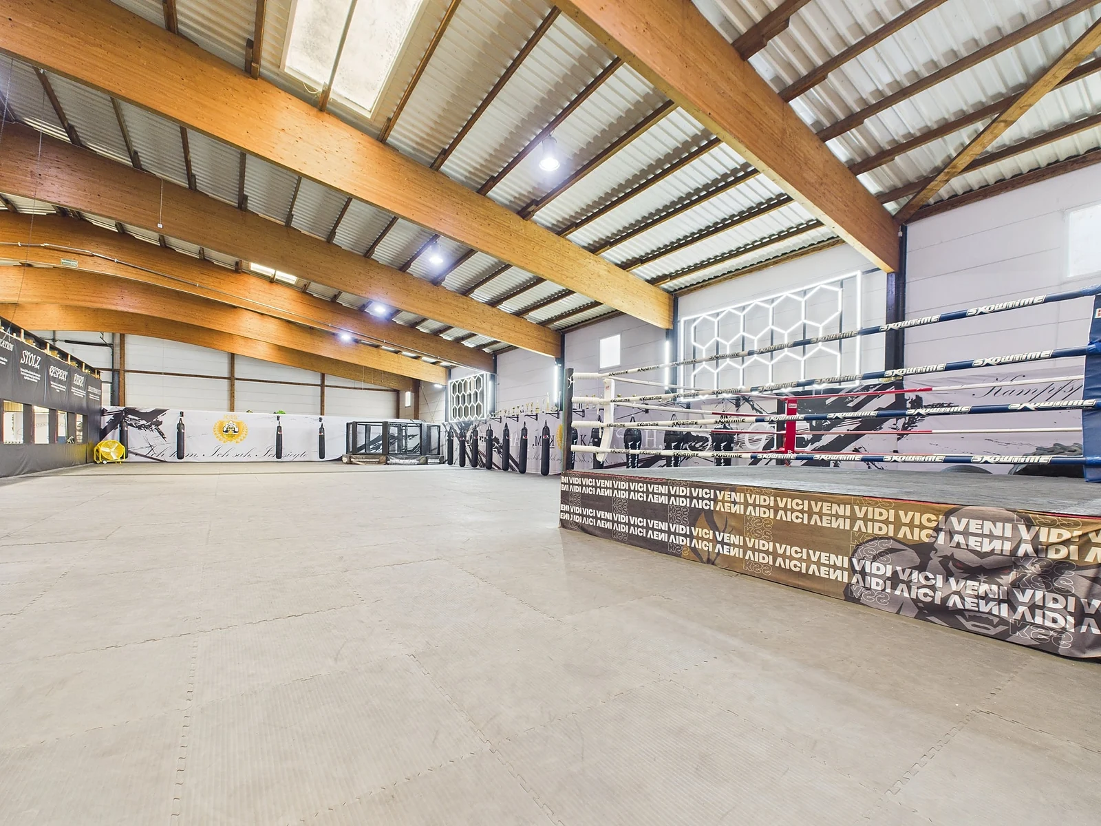 Boxring und große Trainingshalle der Kampfsport Schmiede Heilbronn